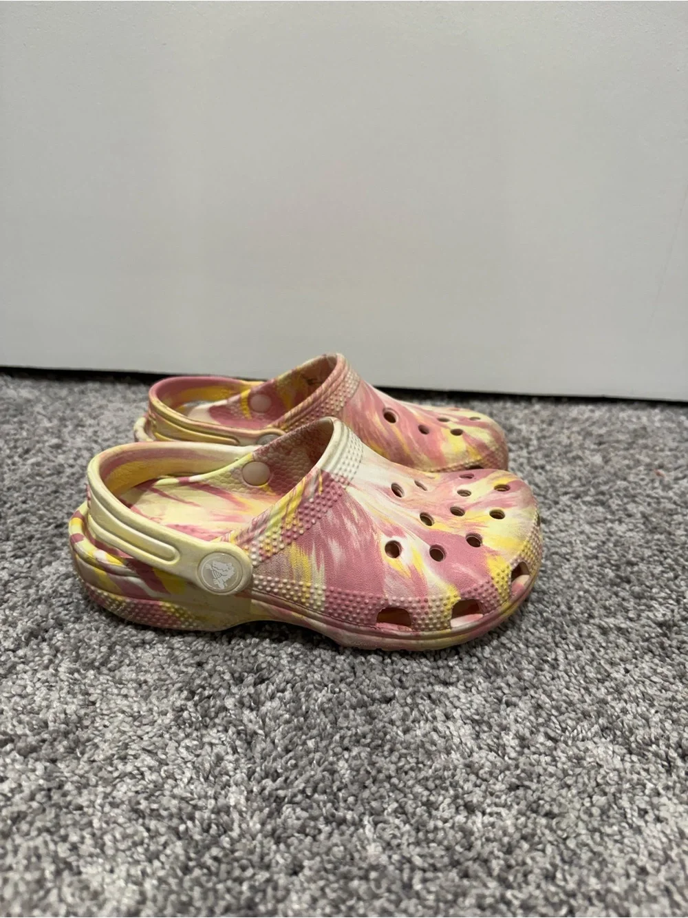 CROCS Kids Size C12Tie-Dye Clogs in Pink & Yellow